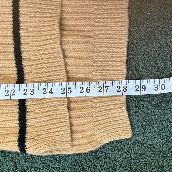 Universal Studios Harry Potter Hufflepuff Quidditch Lambswool Sweater Size Small - Picture 7 of 7